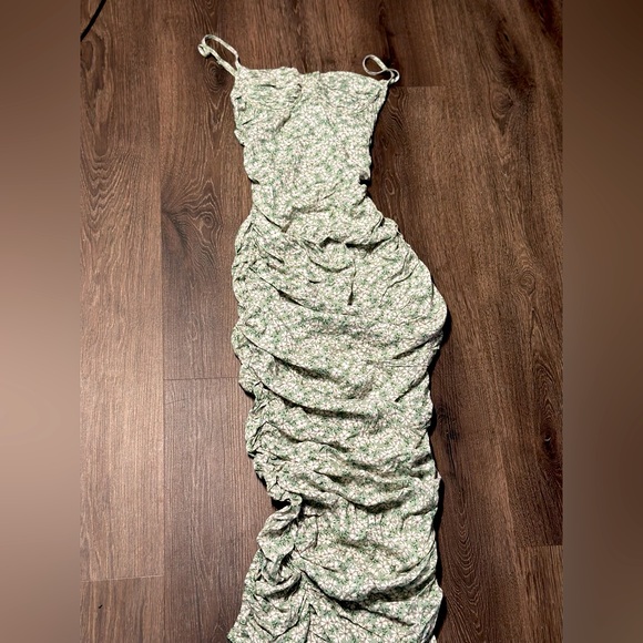 Nwt pretty little thing scrunched sexy maxi dress floral  print with slit size2 - Picture 3 of 17